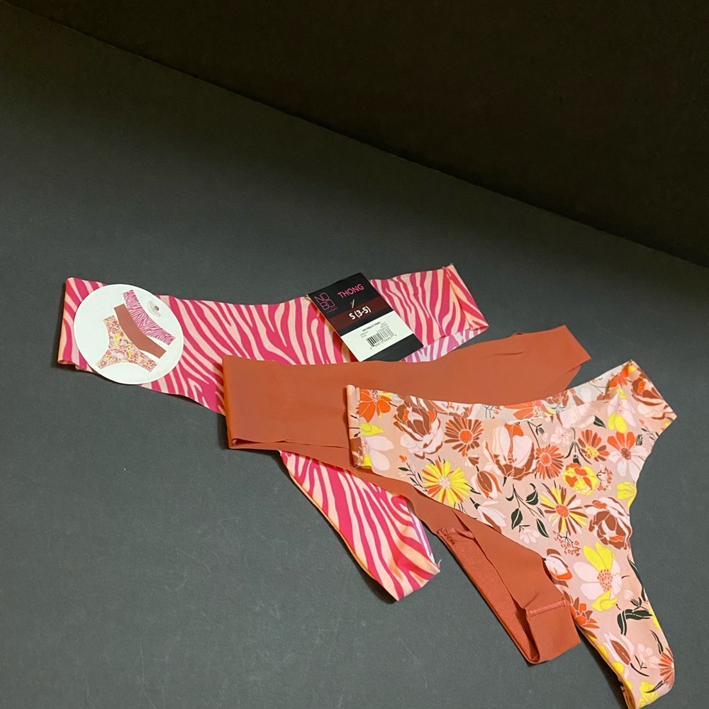 NWT NO BOUNDARIES 3-Pack Freecut Thong (Small)